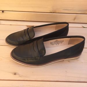 Nine West Size 6.5 Black Trim Ladies Loafers